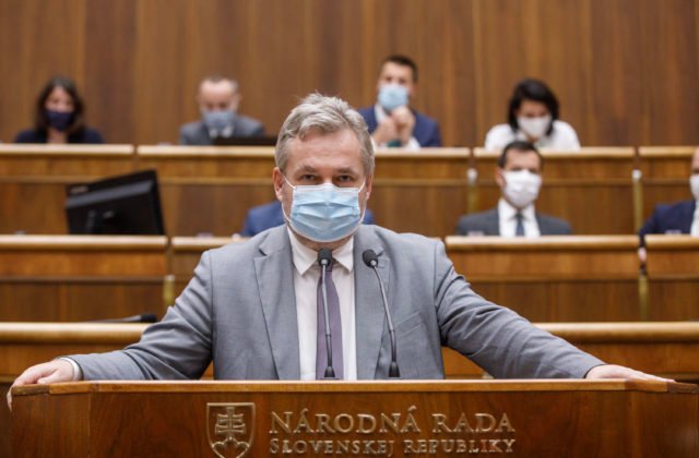 Dostála v parlamente nahradí Kanuščák