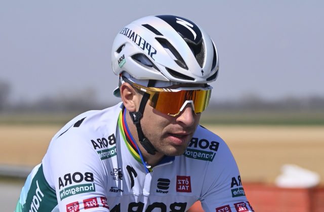 Sagan spadol 135 kilometrov pred cieľom Paríž-Roubaix