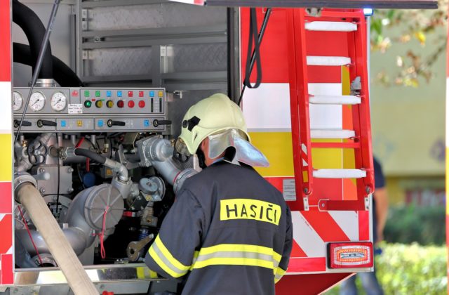 Hasiči dostanú do výbavy protichemické ochranné obleky za takmer jeden milión eur