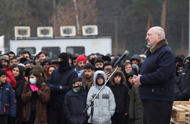 Lukašenko sľúbil migrantom na hranici s Poľskom potraviny a oblečenie