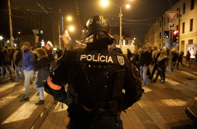 Protestujúci zranili pyrotechnikou dvoch policajtov