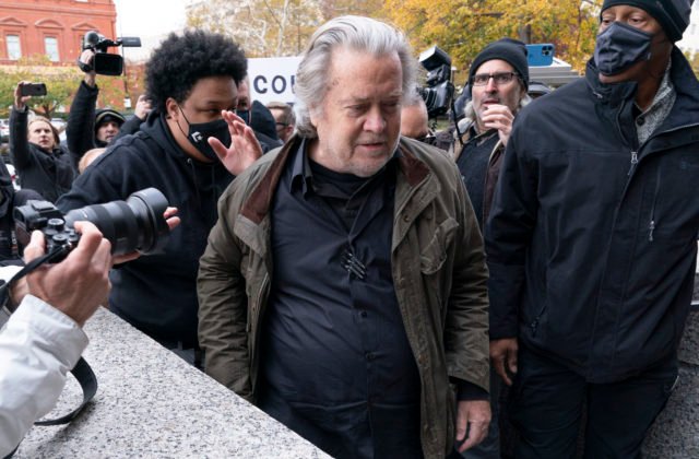 Bannon sa vzdal úradom a čelí obvineniam z pohŕdania Kongresom