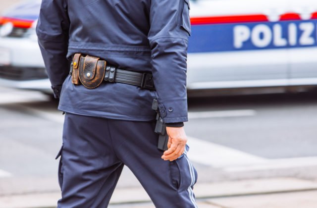 Rakúska polícia objavila migrantov ukrytých v drevenom boxe pripevnenom k spodnej časti nákladiaka