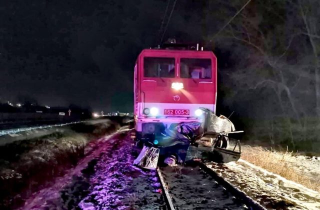 Na železničnom priecestí v Lipanoch sa zrazil vlak s osobným autom