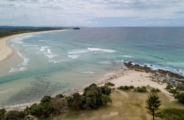 Pri pobreží austrálskeho Queenslandu sa do mora zrútilo malé lietadlo
