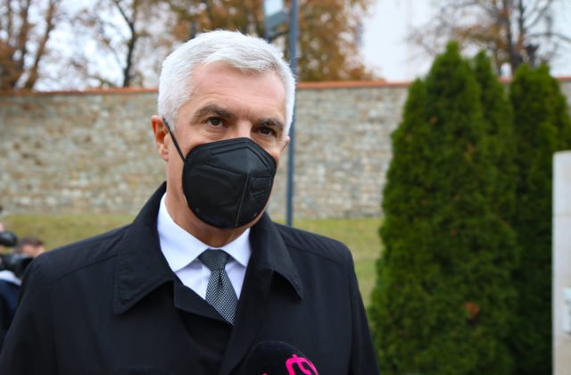 Vedenie štátu dostalo podrobný vojenský brífing o dianí na Ukrajine