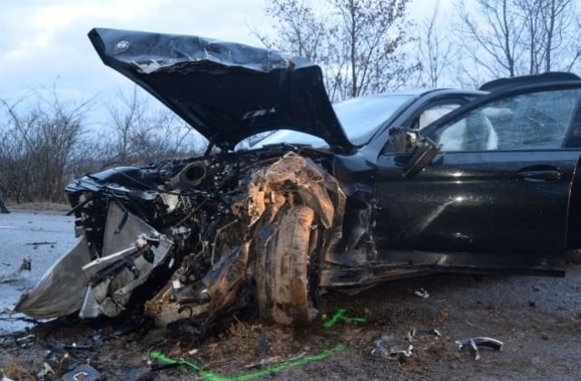 Tínedžer bez vodičáku neprispôsobil rýchlosť a dostal šmyk