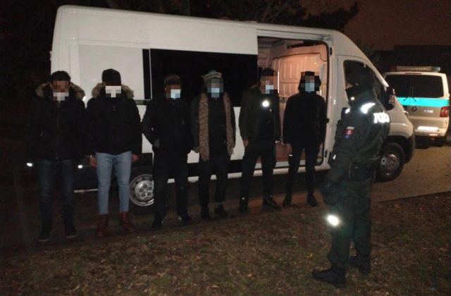 Policajti zadržali na bratislavskej Hlavnej stanici migrantov