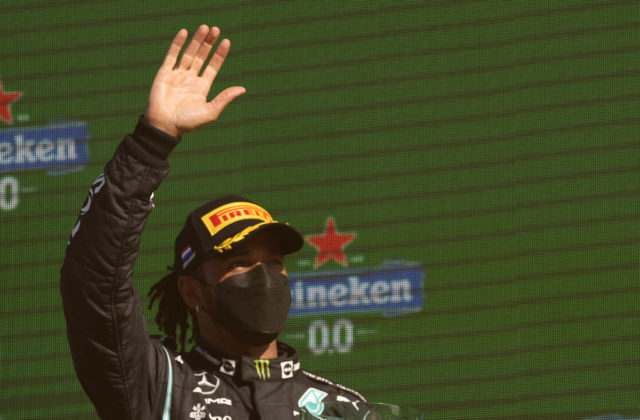 Hamilton už v F1 pretekať nebude a splní si svoj ďalší sen