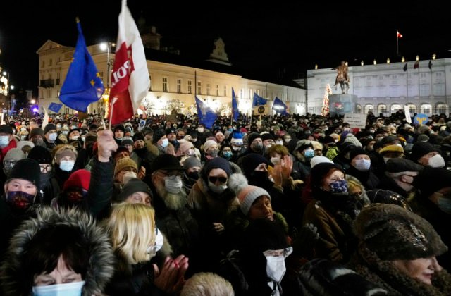 Poliaci demonštrovali po celej krajine proti prijatému návrhu zákona