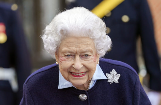 Mladík s kušou vnikol na Štedrý deň do areálu zámku Windsor. Chcel zavraždiť britskú kráľovnú?