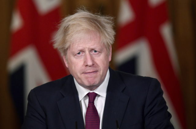 Zavedie Anglicko prísnejšie opatrenia proti koronavírusu? Rozhodnúť má premiér Johnson