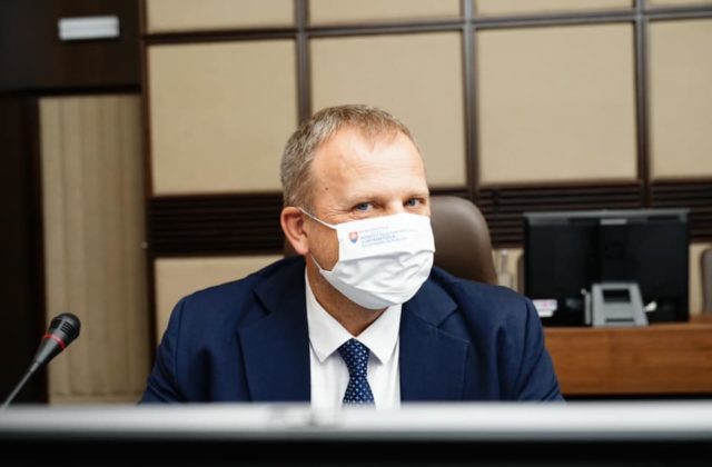 Ledecký chce presadiť rozšírenie bezhotovostnej výplaty sociálnych dávok