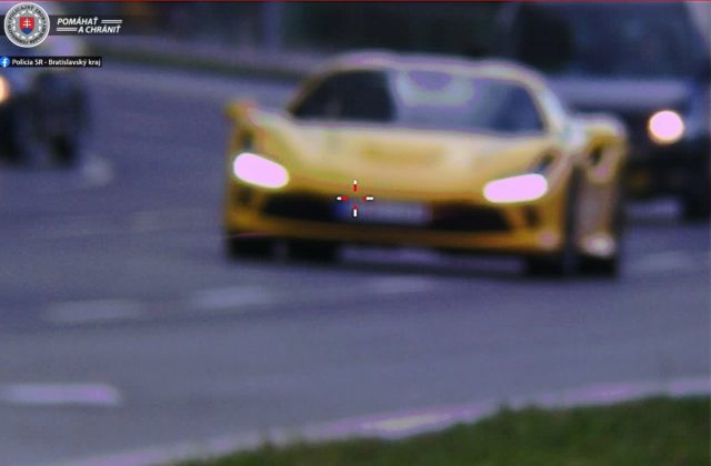 Policajti namerali vodiča Ferrari F8