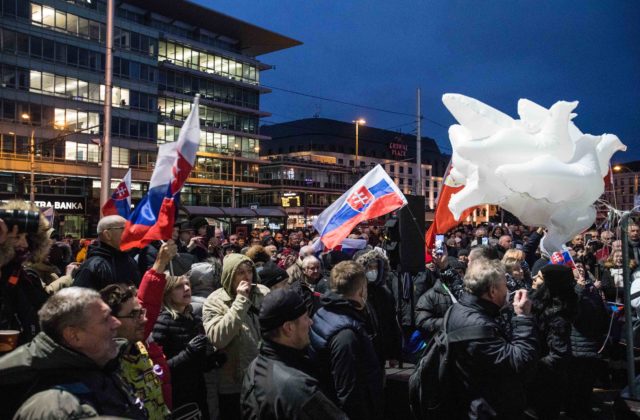 Viac ako tisíc ľudí protestovalo v Bratislave proti obrannej dohode medzi Slovenskom a USA