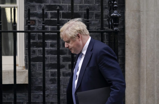 Lockdownové večierky britskej vlády sú podľa správy z vyšetrovania zlyhaním vedenia