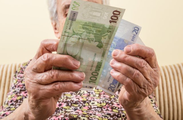 Poberáte dôchodok a nezdržiavate sa na adrese svojho trvalého pobytu? Sociálnu poisťovňu o tom treba informovať