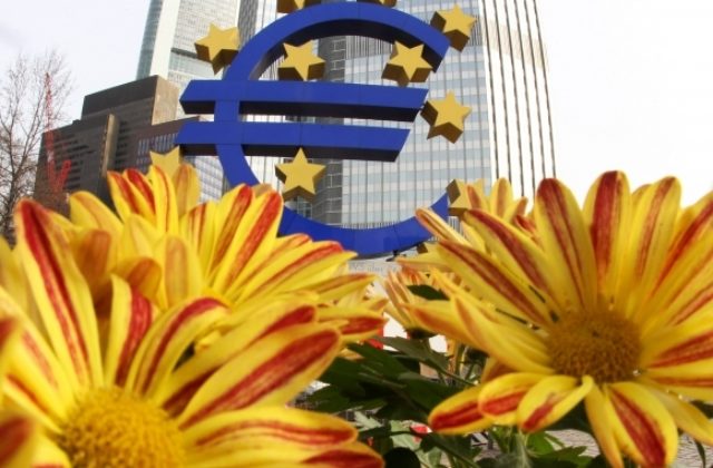 ECB by sa nemala ponáhľať so zvyšovaním úrokov