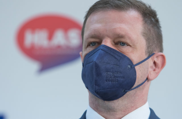 Podľa Kmeca minister Naď o obrannej dohode s USA klame