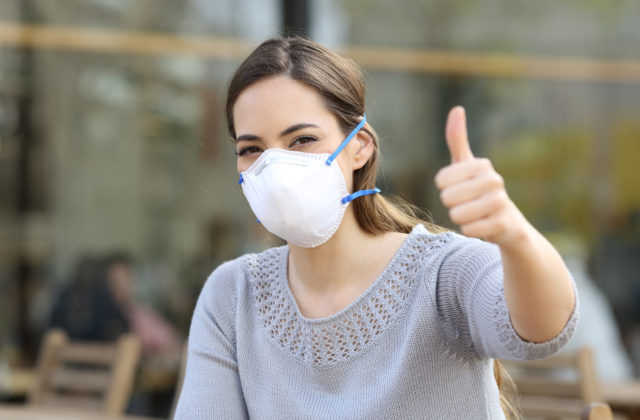 Respirátory budú povinné už aj v exteriéri