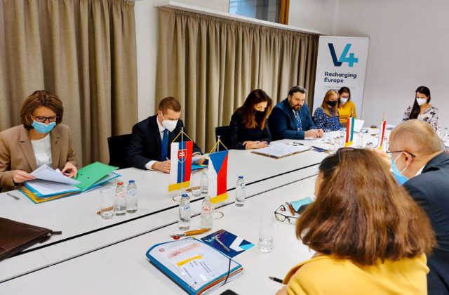 Slovensko čaká podľa Klusa v roku 2024 supervolebný rok