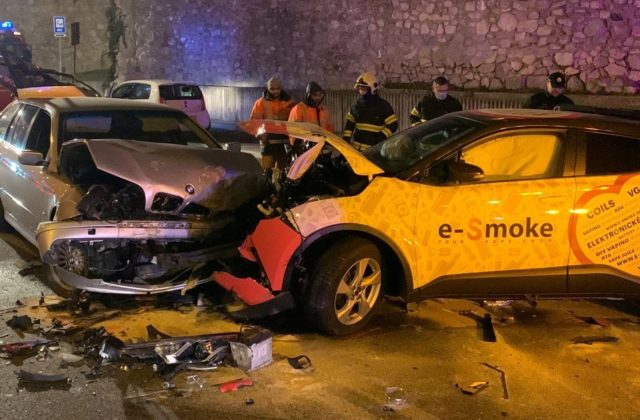 Opitý vodič BMW dostal šmyk a spôsobil nehodu štyroch áut