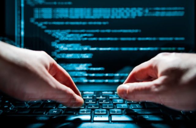 Hackerský útok znefunkčnil vládne webové stránky na Ukrajine