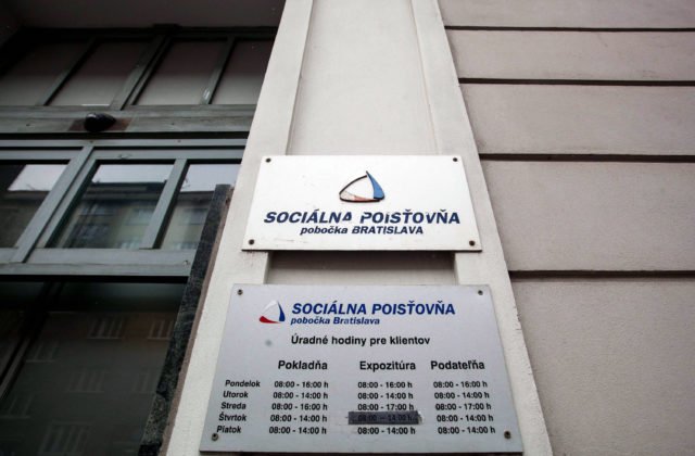 Počet ľudí poberajúcich dávku v nezamestnanosti stúpol druhý mesiac po sebe