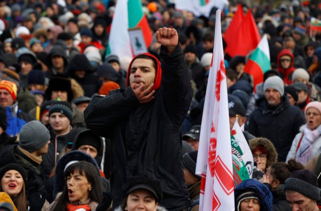 Počas protestov proti pandemickým reštrikciám chceli vtrhnúť do parlamentu