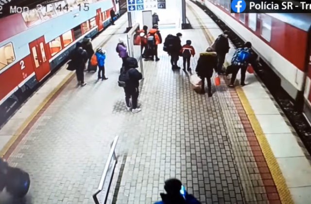 Žena pri nastupovaní spadla pod idúci rýchlik