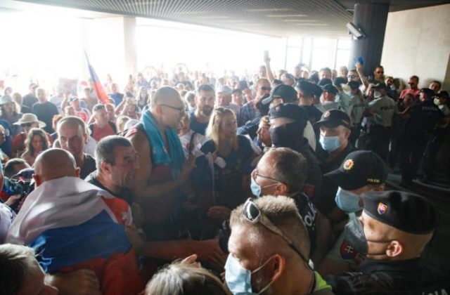 Odporcovia obrannej dohody sa pokúsili vtrhnúť do parlamentu