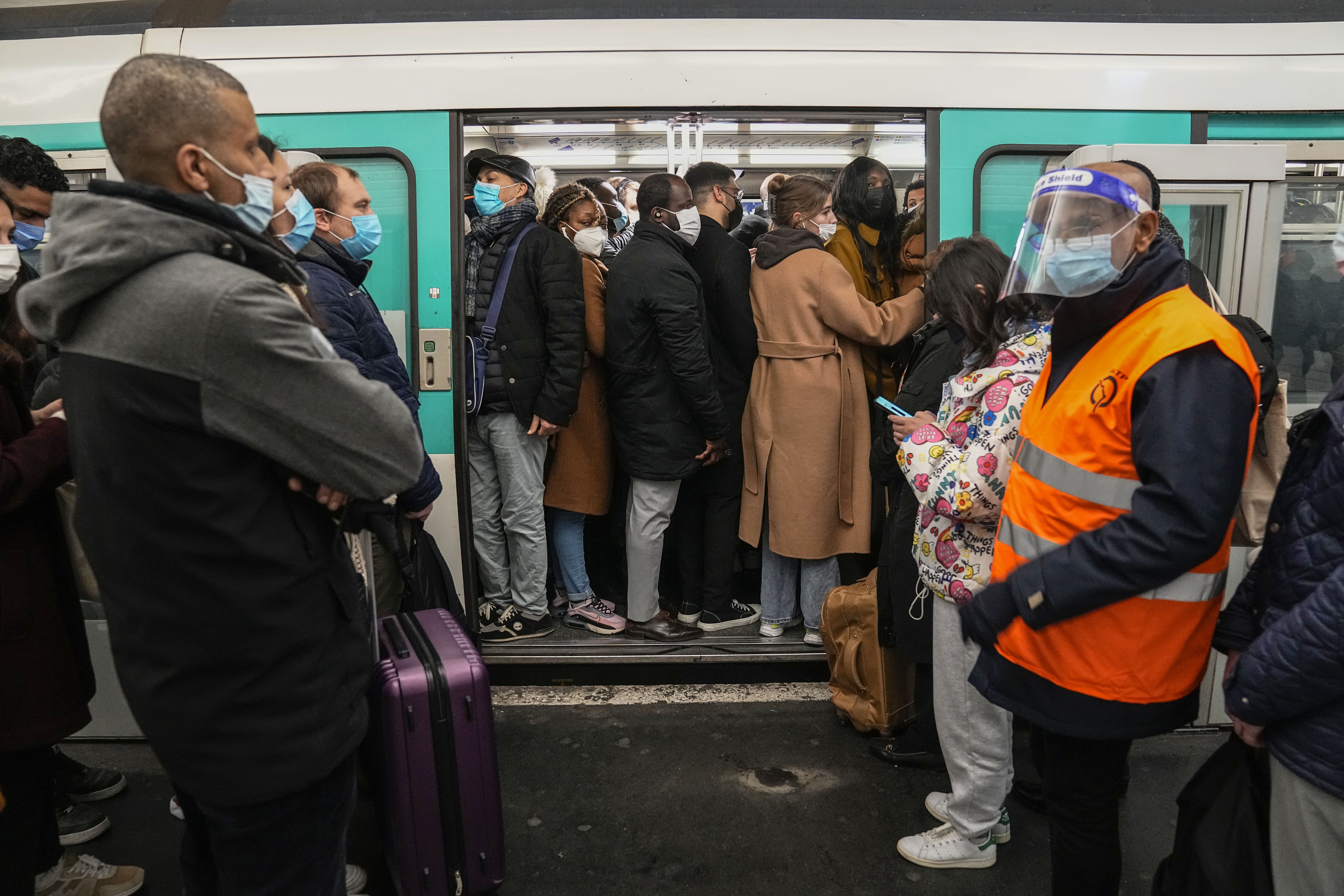 Verejnú dopravu v Paríži narušil štrajk zamestnancov