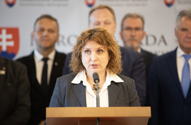 Hatráková sa zatiaľ do klubu Sme rodina vstúpiť nechystá