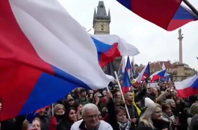 Česi protestovali proti predĺženiu pandemického zákona