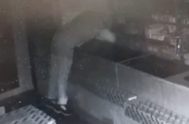 Polícia zverejnila záznam z krádeže v Hlohovci