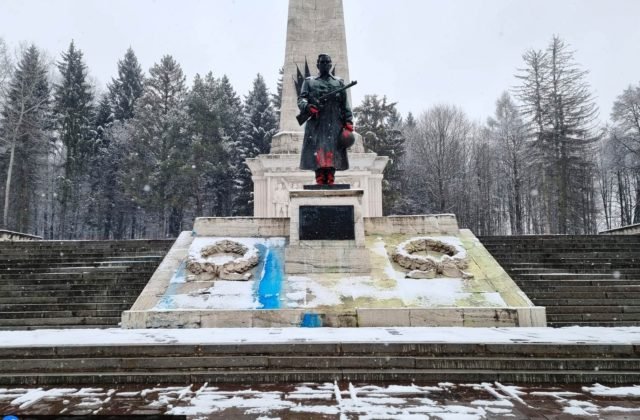 Pamätník Sovietskej armády vo Svidníku niekto pomaľoval modrou