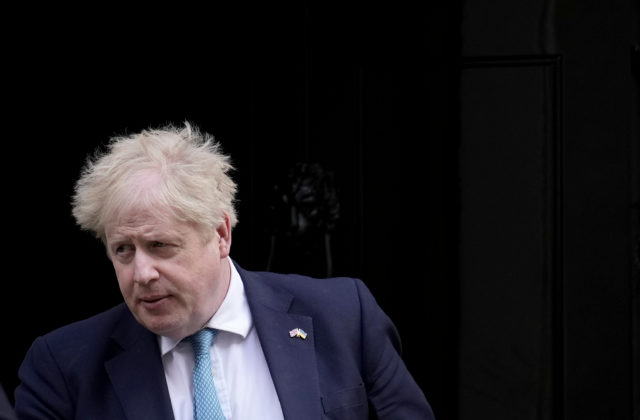 Johnson hovorí o ruskom „falošnom príbehu“ a obáva sa použitia chemických zbraní na Ukrajine