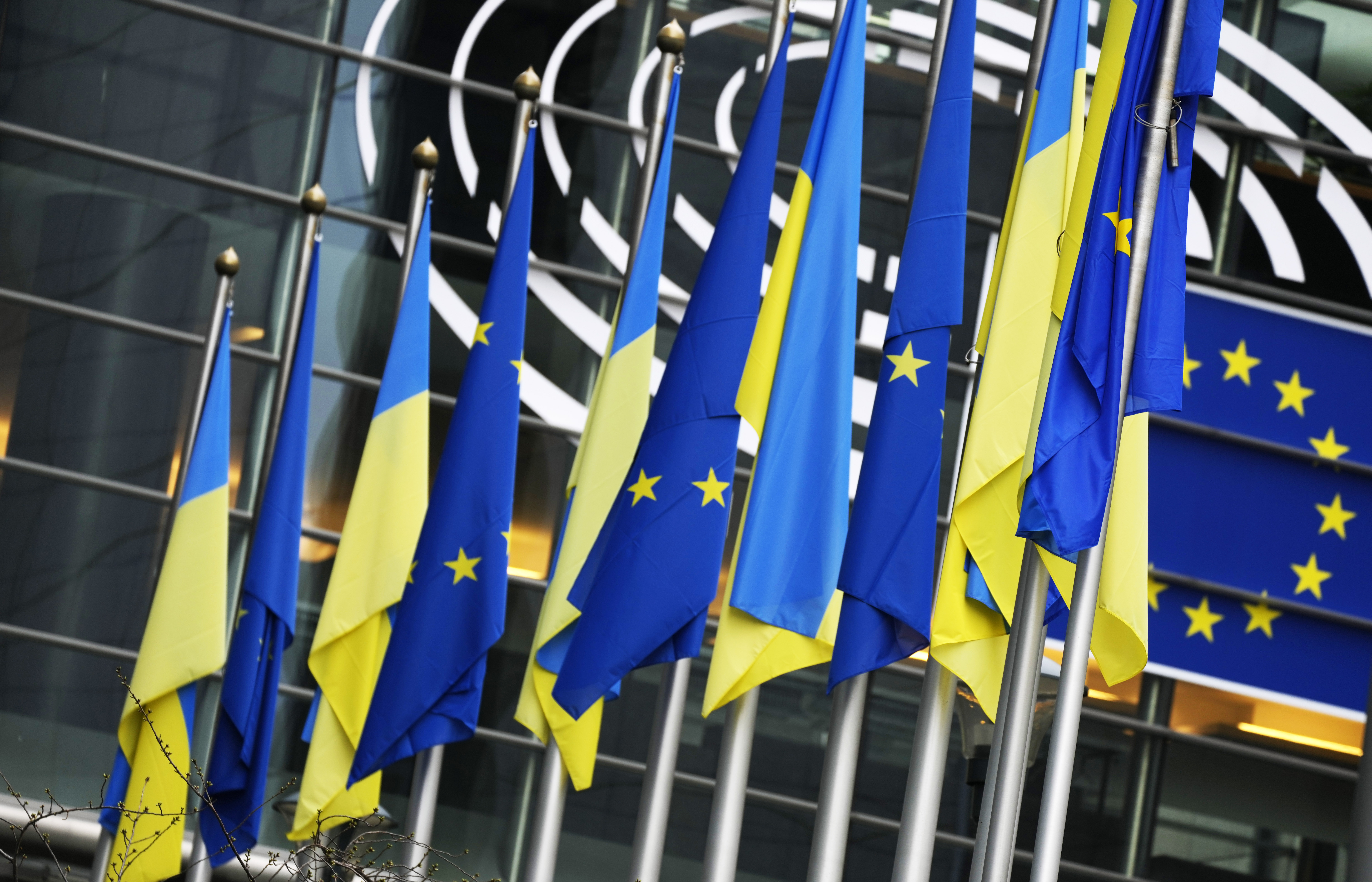 Членство украины. Еврокомиссия флаги ЕС. Еврокомиссия флаги Украины. Депутат Европарламента Дейли. Саммит ЕС В Брюсселе 2023.