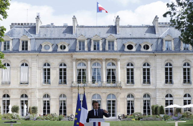 Prezident Emmanuel Macron sa bude opätovne uchádzať o hlasy voličov