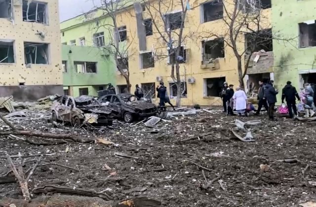 Zbombardovanie nemocnice v meste Mariupoľ odsúdil aj Heappey