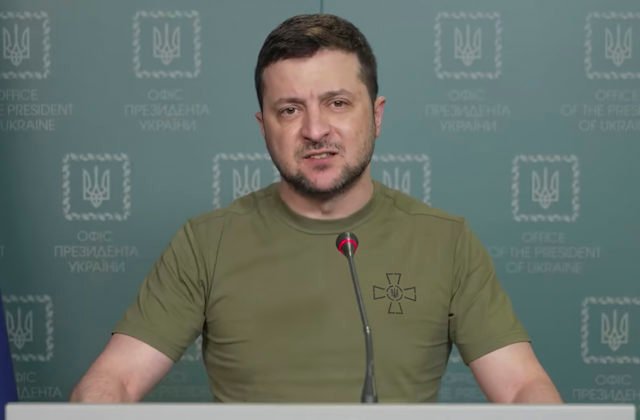 Ukrajinský prezident Zelenskyj sa prihovoril poslancom v Paríži a vyzval francúzske firmy