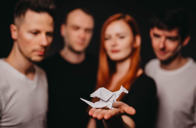 Kapela The Paper Dragon prostredníctvom videa Smile posiela najnákazlivejšie pozitívne vyjadrenie emócie na svete