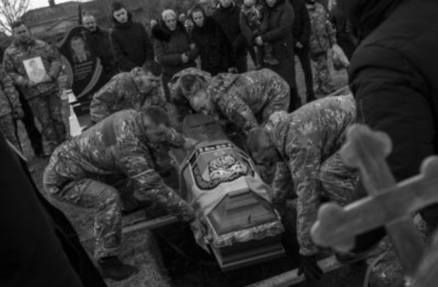 Ruská armáda zabila od začiatku invázie viac civilistov ako vojakov