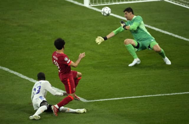 Neskorší výkop finále spôsobil podľa UEFA problémy s falošnými lístkami