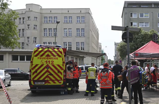 V nemeckej škole vyčíňal ozbrojený muž