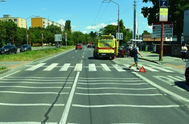 V Bratislave zrazilo auto dieťa na prechode pre chodcov