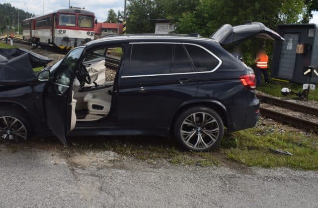 Pri Lietavskej Lúčke došlo k nehode na železničnom priecestí