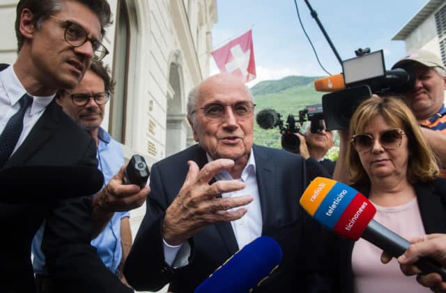 Bývalý šéf FIFA Blatter kritizuje Infantina pre nadmernú komercionalizáciu futbalu