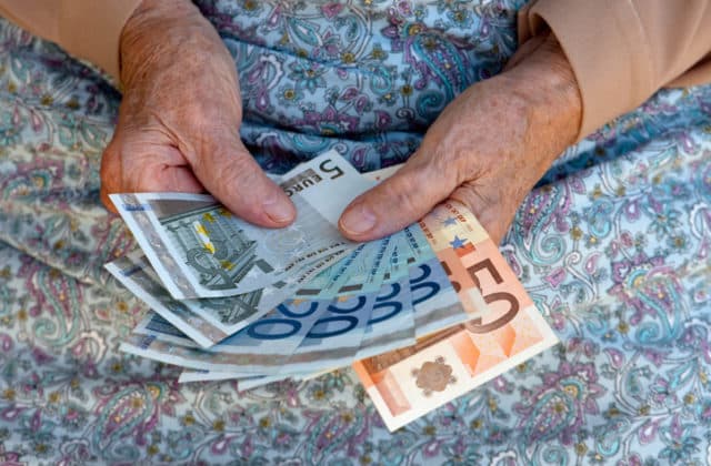 Podvodník okradol starú ženu z Medzilaboriec o tisíc eur