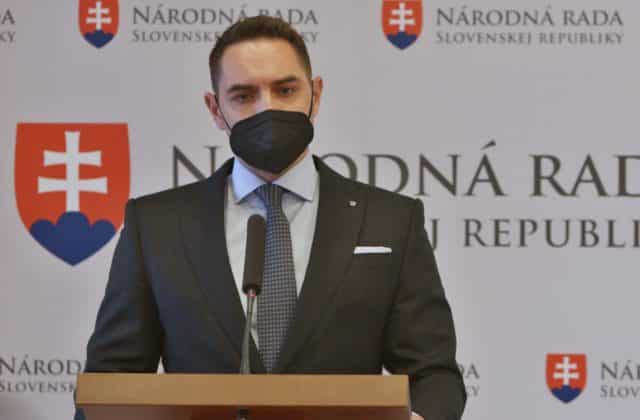 Prejde Gyimesiho návrh zákona o zákaze dúhových vlajok? Matovič stojí za poslancom aj napriek Hegerovmu nesúhlasu